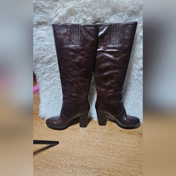 Michael Kors Brown Heeled Boots with Sophisticated Design - Picture 5 of 6